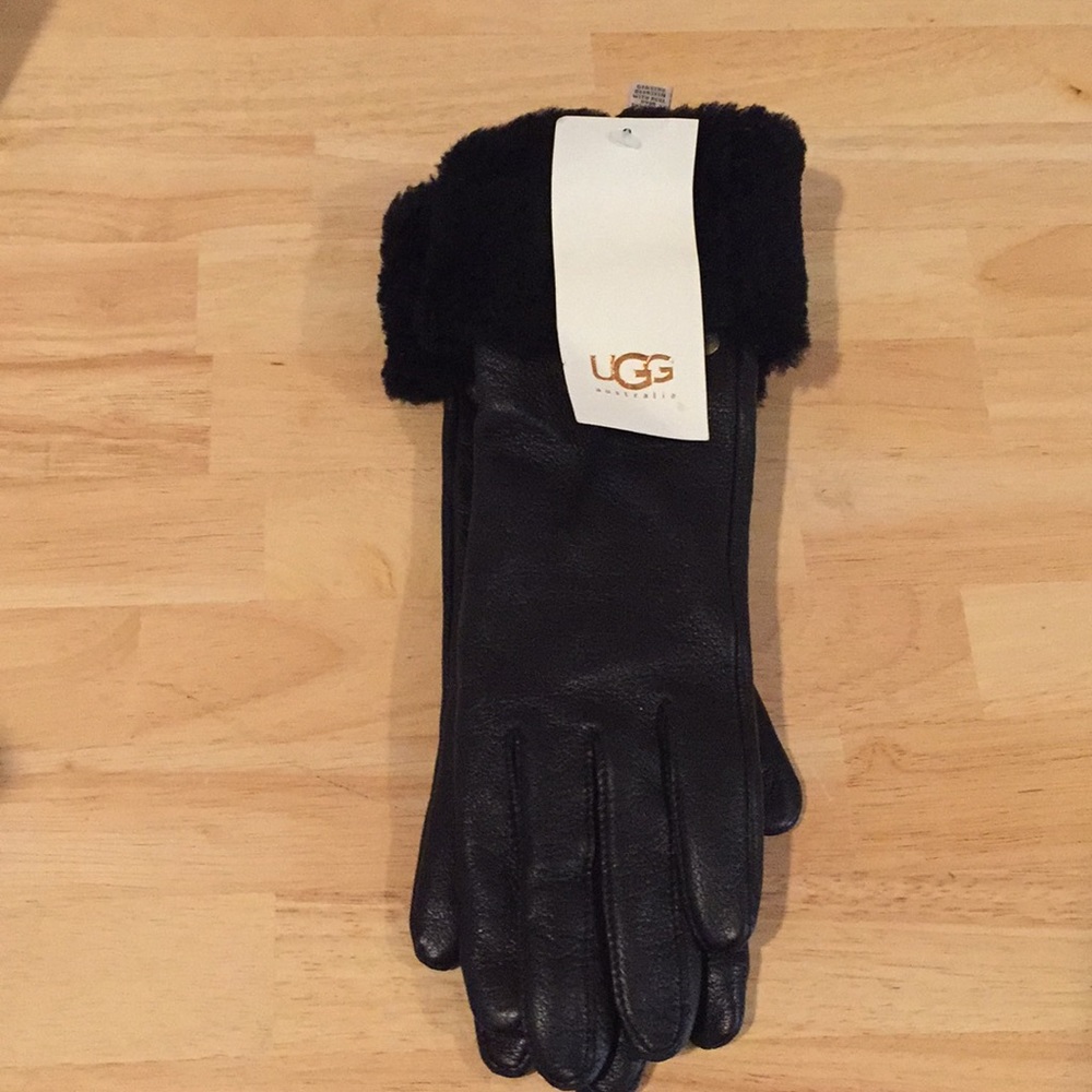Woman’s leather Uggs gloves